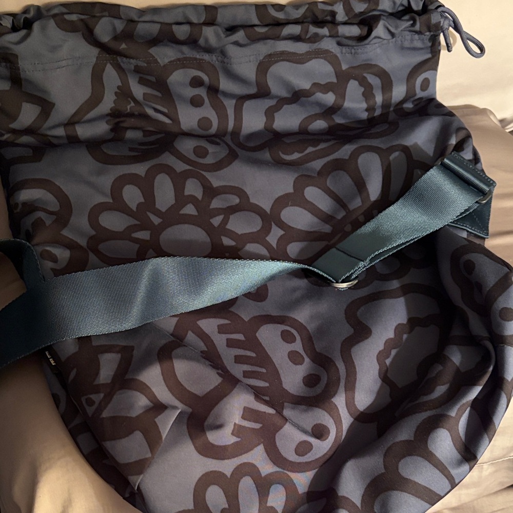 NWOT Uniqlo x Marimekko Navy and Black Floral Pattern Drawstring Crossbody Bag